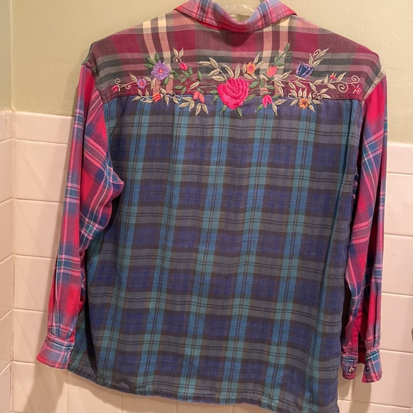 Style to go colorful floral embroidered button down shirt size medium - Picture 3 of 6